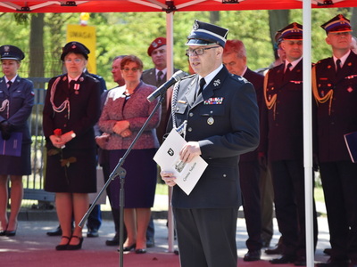 Powiatowe obchody Dnia Strażaka odbyły się w Sulęcinie. Burmistrz Sulęcina w czasie przemowy. 