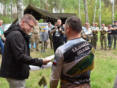 10-lecie PZW Koła nr2 Lin z Sulęcina. Burmistrz Sulęcina z prezesem Koła Kazimierzem Jarugą.