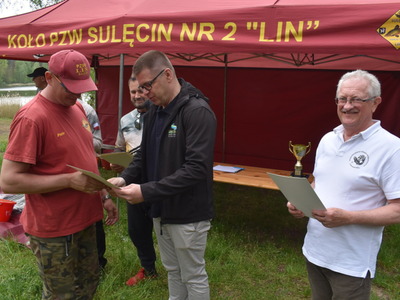 10-lecie PZW Koła nr2 Lin z Sulęcina. Wręczenie naród. 