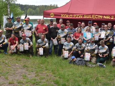 10-lecie PZW Koła nr2 Lin z Sulęcina. Uczestnicy zawodów po otrzymaniu dyplomów oraz pucharów. 