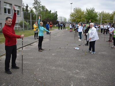 XII Polsko-Niemiecki Nordic Walking w Sulęcinie. Uczestnicy rajdu podczas treningu przygotowawczego. 