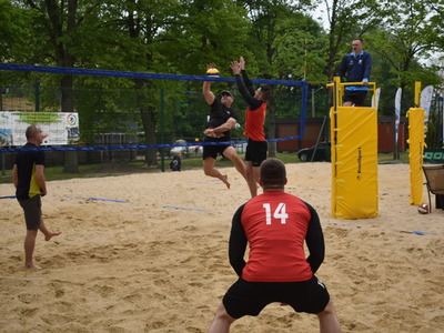 II Międzynarodowy Turniej Piłki Plażowej w Sulęcinie. Dzień pierwszy. Uczestnicy w trakcie gry.  