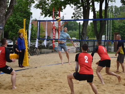 II Międzynarodowy Turniej Piłki Plażowej w Sulęcinie. Dzień pierwszy. Uczestnicy w trakcie gry.  