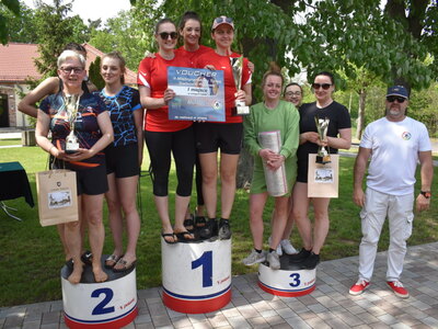 Dzień drugi II Międzynarodowego Turnieju Piłki Plażowej w Sulęcinie. Zwycięzcy na podium. 