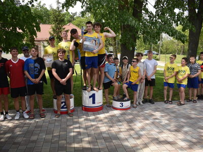 Dzień drugi II Międzynarodowego Turnieju Piłki Plażowej w Sulęcinie. Zwycięzcy na podium. 