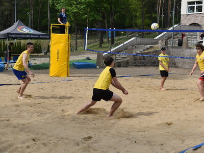 Dzień drugi II Międzynarodowego Turnieju Piłki Plażowej w Sulęcinie. Uczestnicy w trakcie gry.