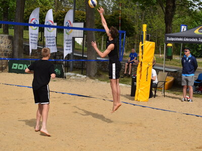 Dzień drugi II Międzynarodowego Turnieju Piłki Plażowej w Sulęcinie. Uczestnicy w trakcie gry.