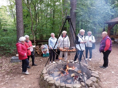 Majowy Piknik Seniorów
Seniorzy przy ognisku