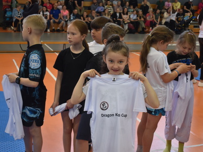 Dragon Kids Cap o Puchar Burmistrza Sulęcina. Uczestnicy po otrzymaniu koszulek. 