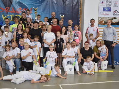 Część II Dragon Kids Cap o Puchar Burmistrza Sulęcina. Uczestnicy z biskimi po wręczeniu dyplomów, medali i pucharów. 