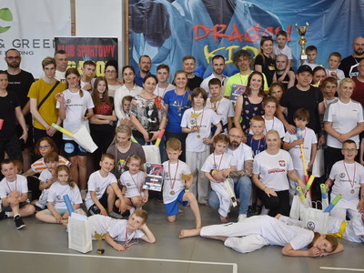 Część II Dragon Kids Cap o Puchar Burmistrza Sulęcina. Uczestnicy z biskimi po wręczeniu dyplomów, medali i pucharów. 