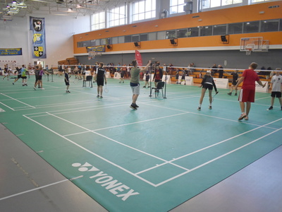 Lubuska Liga Młodzieży Szkolnej w Badmintonie w Sulęcinie. Uczestnicy w trakcie gry. 