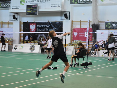 Lubuska Liga Młodzieży Szkolnej w Badmintonie w Sulęcinie. Uczestnicy w trakcie gry. 