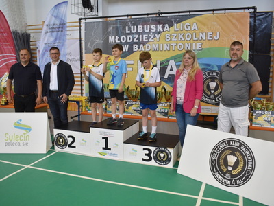 Lubuska Liga Młodzieży Szkolnej w Badmintonie w Sulęcinie. Zwycięzcy na podium.