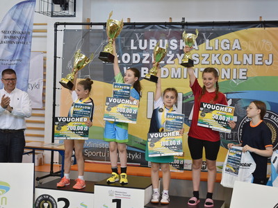 Lubuska Liga Młodzieży Szkolnej w Badmintonie w Sulęcinie. Zwycięzcy na podium.