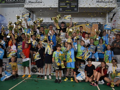 Lubuska Liga Młodzieży Szkolnej w Badmintonie w Sulęcinie. Uczestnicy po wręczeniu medali i pucharów.