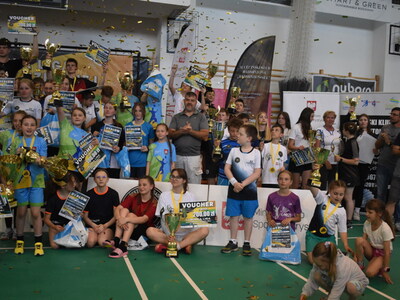 Lubuska Liga Młodzieży Szkolnej w Badmintonie w Sulęcinie. Uczestnicy po wręczeniu medali i pucharów. 