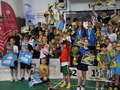 Lubuska Liga Młodzieży Szkolnej w Badmintonie w Sulęcinie. Uczestnicy po wręczeniu medali i pucharów. 