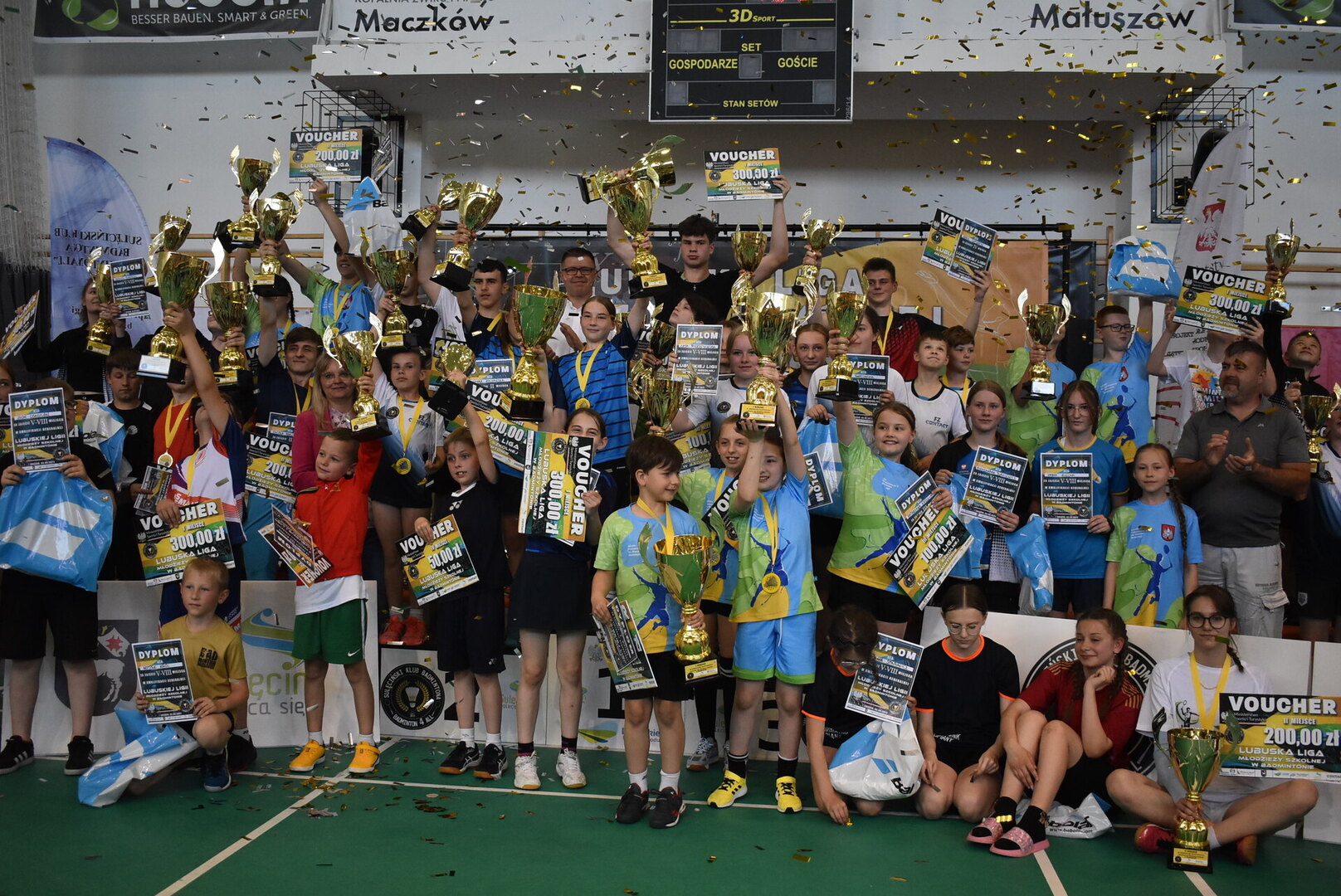 Lubuska Liga Młodzieży Szkolnej w Badmintonie w Sulęcinie. Uczestnicy po wręczeniu medali i pucharów. 