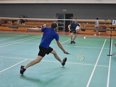 Otwarte mistrzostwa Sulęcina w badmintonie. Uczestnicy w trakcie gry. 