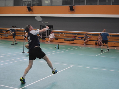 Otwarte mistrzostwa Sulęcina w badmintonie. Uczestnicy w trakcie gry. 