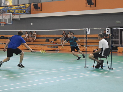 Otwarte mistrzostwa Sulęcina w badmintonie. Uczestnicy w trakcie gry. 