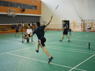 Otwarte mistrzostwa Sulęcina w badmintonie. Uczestnicy w trakcie gry. 