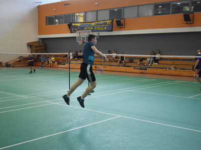 Otwarte mistrzostwa Sulęcina w badmintonie. Uczestnicy w trakcie gry. 