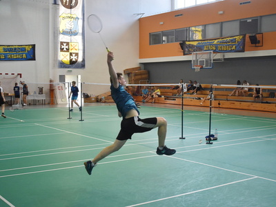 Otwarte mistrzostwa Sulęcina w badmintonie. Uczestnicy w trakcie gry. 