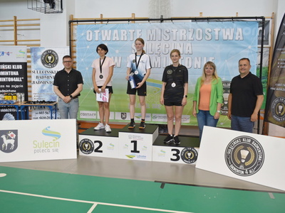 Otwarte mistrzostwa Sulęcina w badmintonie. Zwycięzcy na podium.