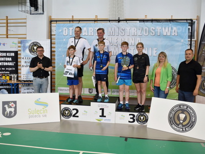 Otwarte mistrzostwa Sulęcina w badmintonie. Zwycięzcy na podium.