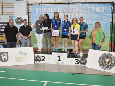 Otwarte mistrzostwa Sulęcina w badmintonie. Zwycięzcy na podium.