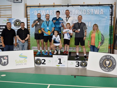 Otwarte mistrzostwa Sulęcina w badmintonie. Zwycięzcy na podium.