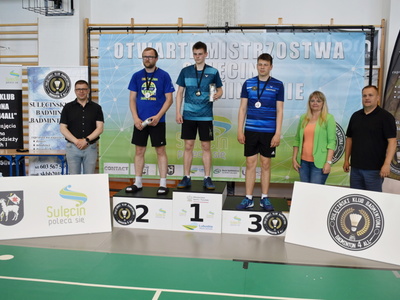 Otwarte mistrzostwa Sulęcina w badmintonie. Zwycięzcy na podium.