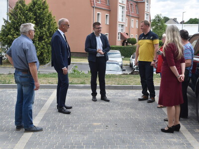 Nasadzenie drzewek przy zakończonej inwestycji w Sulęcinie. 