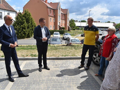 Nasadzenie drzewek przy zakończonej inwestycji w Sulęcinie. 