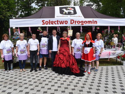 Dni Sulęcina - Sulęcin bajkowa kraina. Burmistrz wraz z Zastępczynią Burmistrza przy stoisku Sołectwa Drogomin.