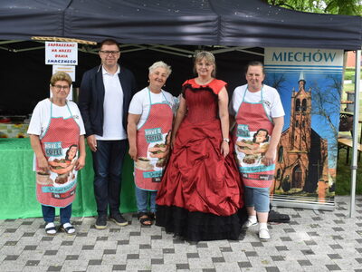 Dni Sulęcina. Dni Sulęcina - Sulęcin bajkowa kraina. Burmistrz wraz z Zastępczynią Burmistrza przy stoisku Sołectwa Miechów.