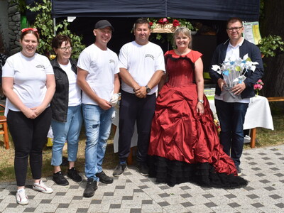 Dni Sulęcina. Dni Sulęcina - Sulęcin bajkowa kraina. Burmistrz wraz z Zastępczynią Burmistrza przy stoisku Sołectwa Grochowo.