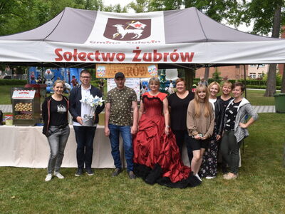 Dni Sulęcina. Dni Sulęcina - Sulęcin bajkowa kraina. Burmistrz wraz z Zastępczynią Burmistrza przy stoisku Sołectwa Żubrów.