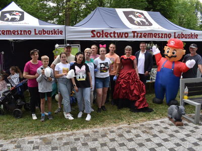 Dni Sulęcina - Sulęcin bajkowa kraina. Burmistrz wraz z Zastępczynią Burmistrza przy stoisku Sołectwa Trzemeszno Lubuskie.