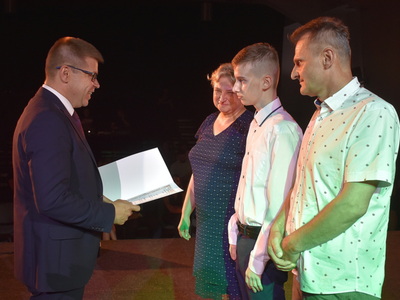 Stypendia burmistrza Sulęcina. Burmistrz Sulęcina wręczający wyróżnienia.
