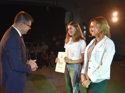 Stypendia burmistrza Sulęcina. Burmistrz Sulęcina wręczający wyróżnienia.