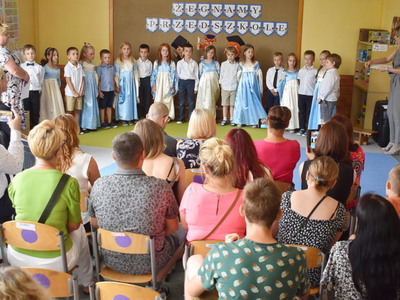 "My do szkoły nie pójdziemy...". Grupa Żabki.