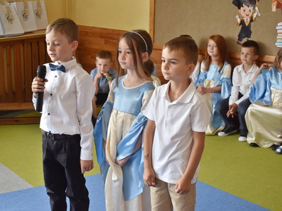 "My do szkoły nie pójdziemy...".  Dzieci w trakcie występów. 