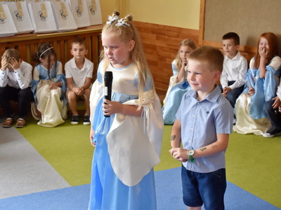"My do szkoły nie pójdziemy...".  Dzieci w trakcie występów. 