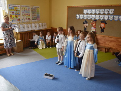 "My do szkoły nie pójdziemy...".  Dzieci w trakcie występów. 