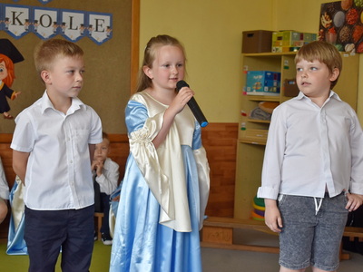 "My do szkoły nie pójdziemy...".  Dzieci w trakcie występów. 