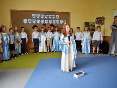 "My do szkoły nie pójdziemy...".  Dzieci w trakcie występów. 