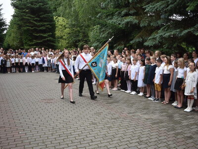 Do zobaczenia we wrześniu. Zakończenie roku szkolnego w Szkole Podstawowej nr2 im. Polskich Olimpijczyków w Sulęcinie. Poczet sztandarowy szkoły. 